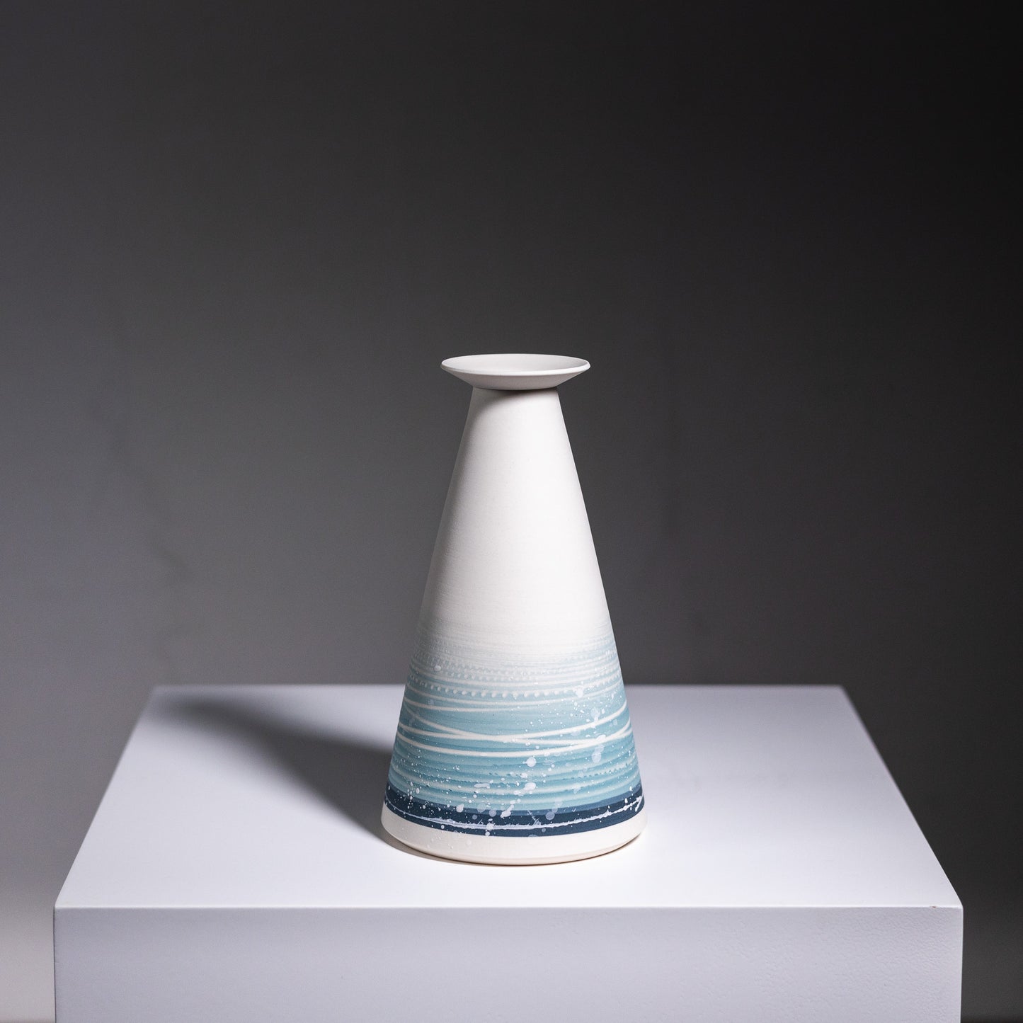 Flared Stubby Porcelain Vase | Summer shore | 17 x 9.5 x 3cm