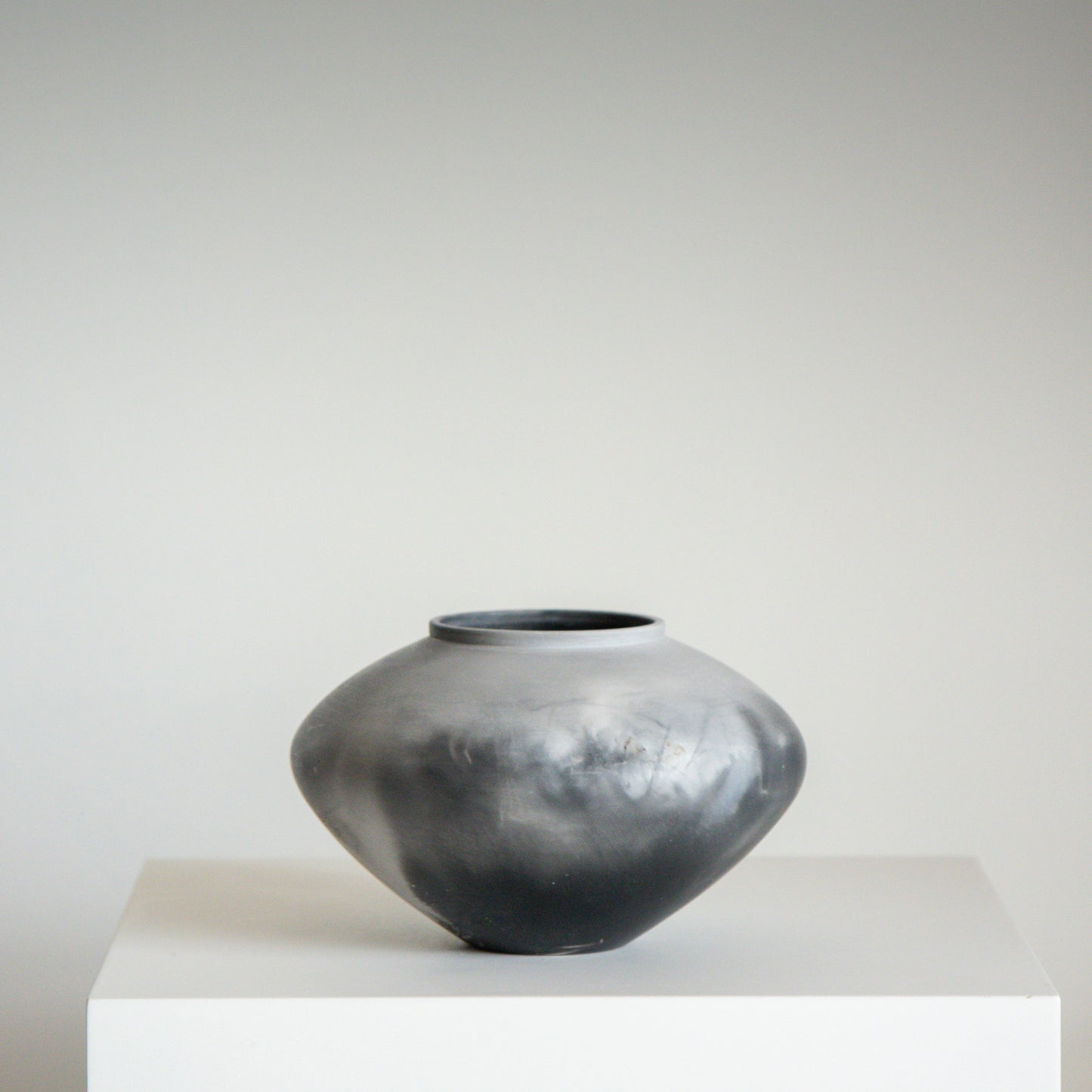 E5 | Smoke Fired Vessel | H:9cm - D14cm