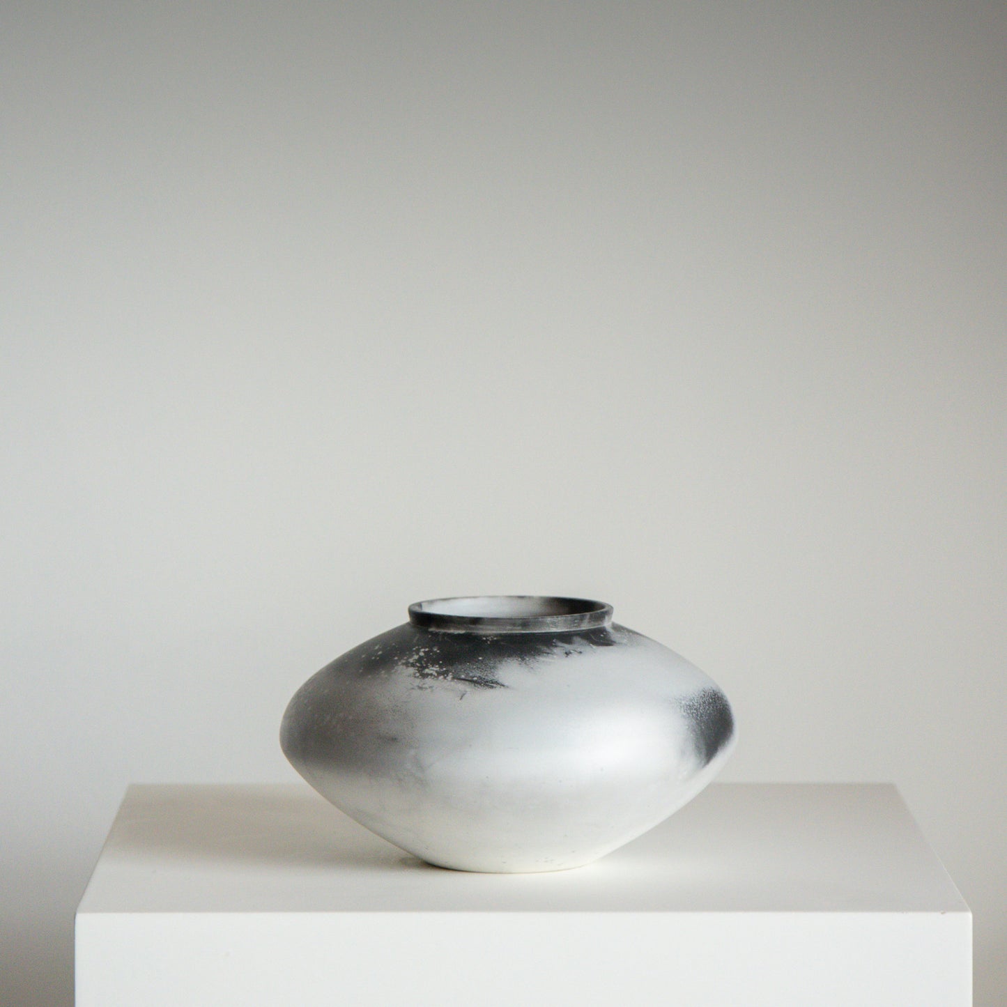 E6 | Smoke Fired Vessel | H:8cm - D13.5cm