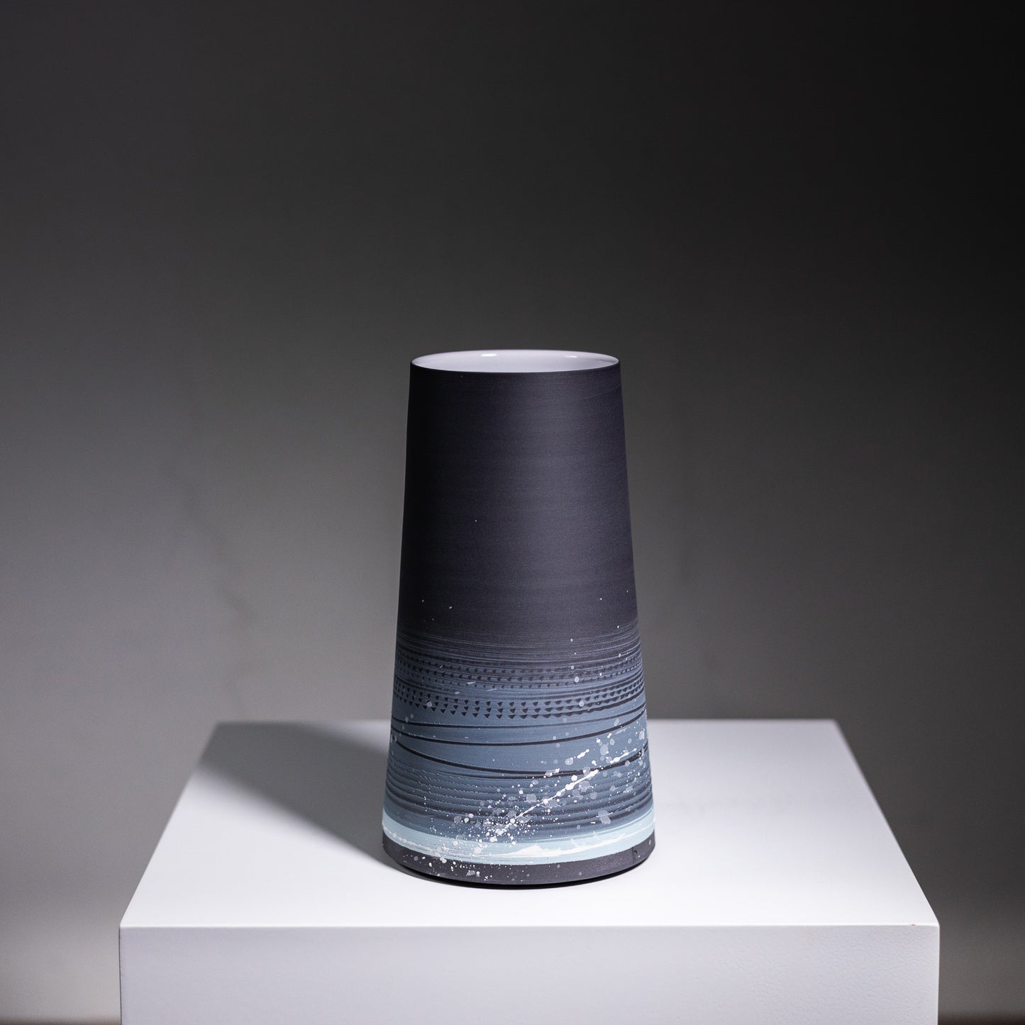 Black Porcelain Vase | 19 x 11 x 8cm